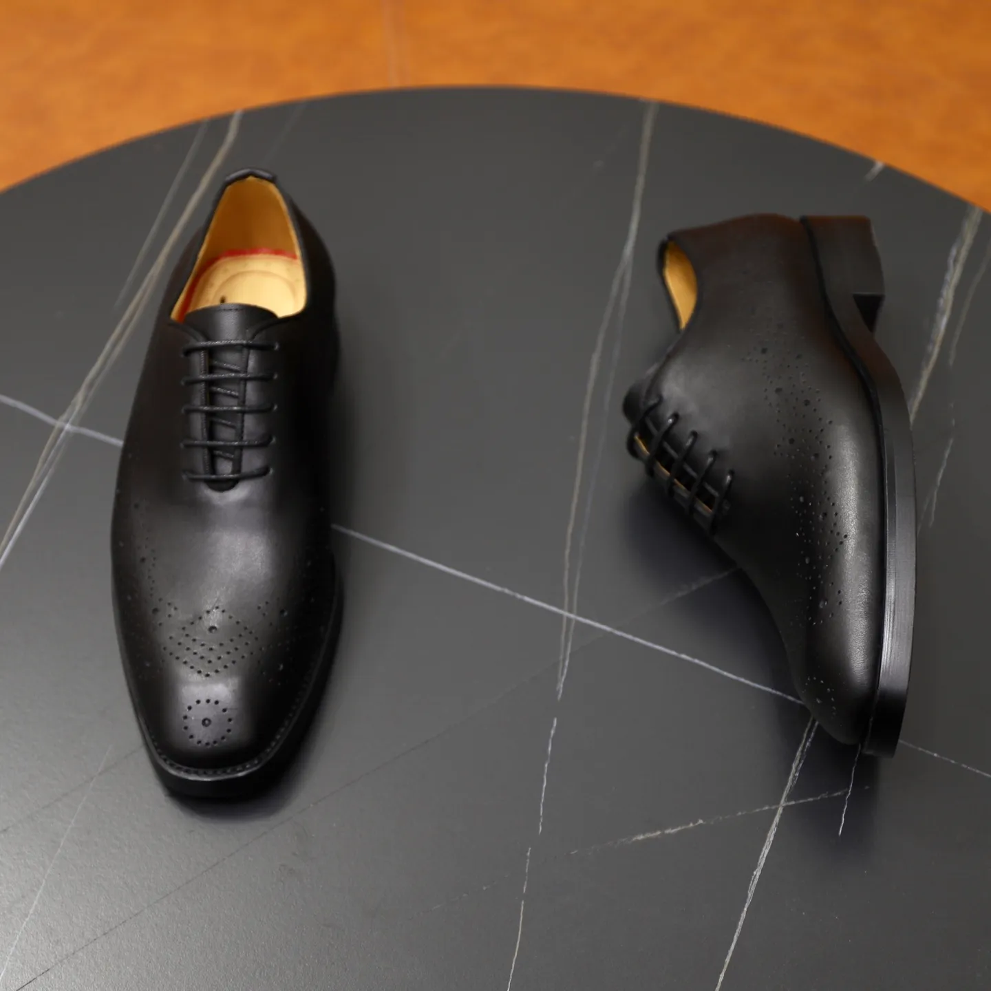 Ex-factory price: 620💰Christia*.Loubouti*🆑High-end men’s business formal leather shoes | Classic red sole shoes | Original imported first-layer cowhide | Water-dyed cowhide lining | Italian imported red rubber outsole | High-end luxury | Perfect interpretation of fashion, sunshine, style, suitable for various occasions Size: 39-44 (38.45 custom-made)